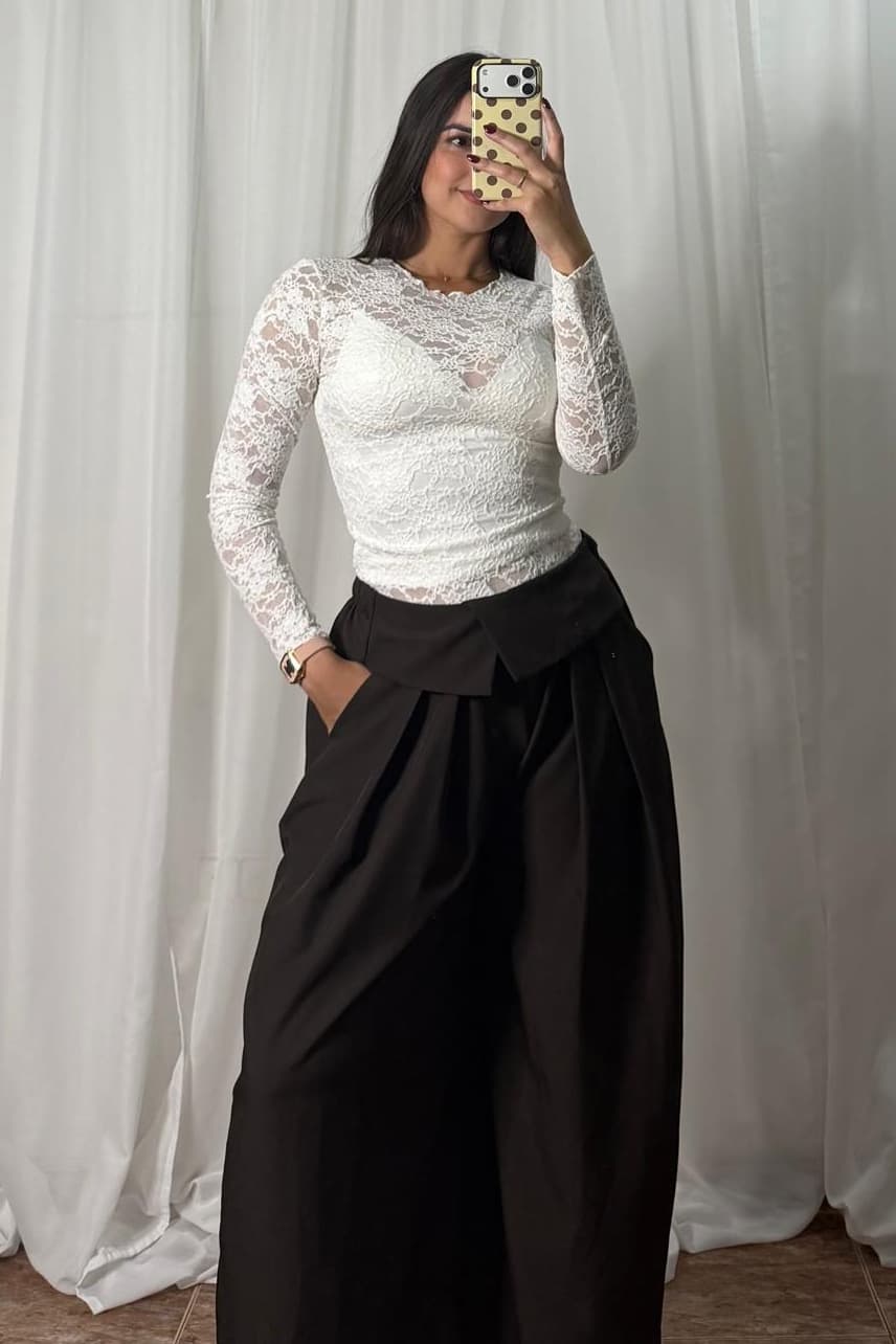 Camiseta de encaje blanca, look de espejo de Victoria