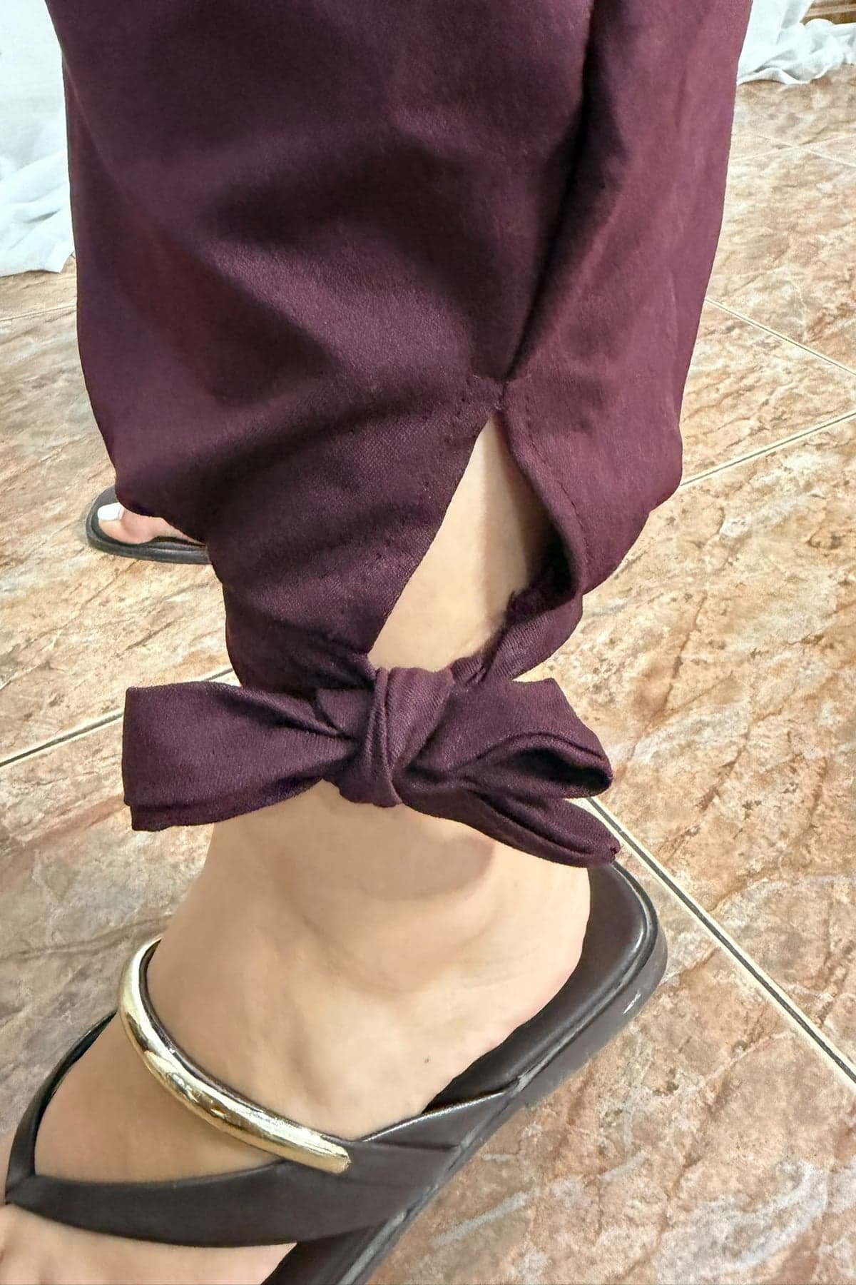 Pantalón lazo Granate, detalle del lazo en el tobillo, foto de Victoria