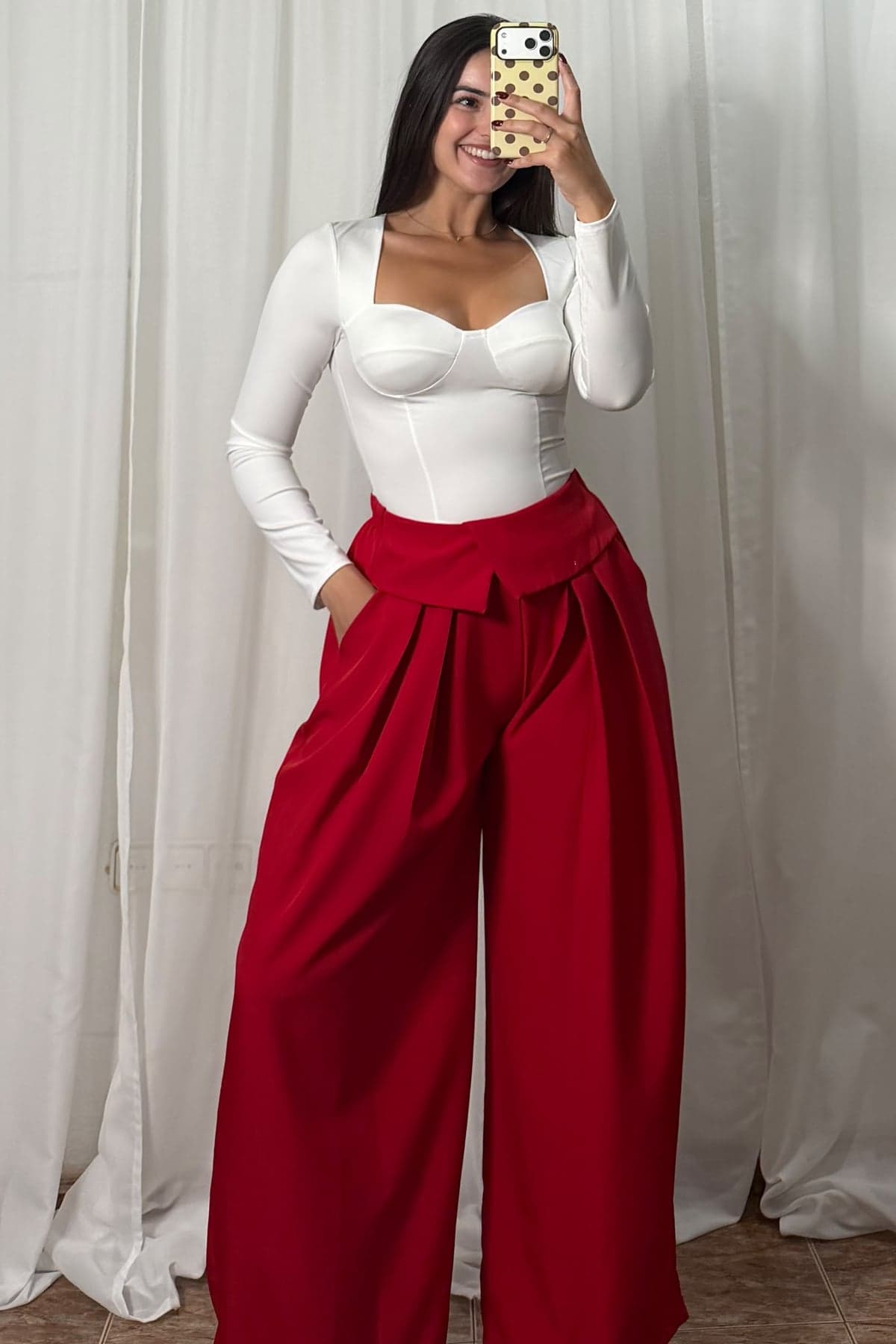 Camiseta cascos Blanco y Pantalón de cintura doblada Rojo, look de espejo de Victoria