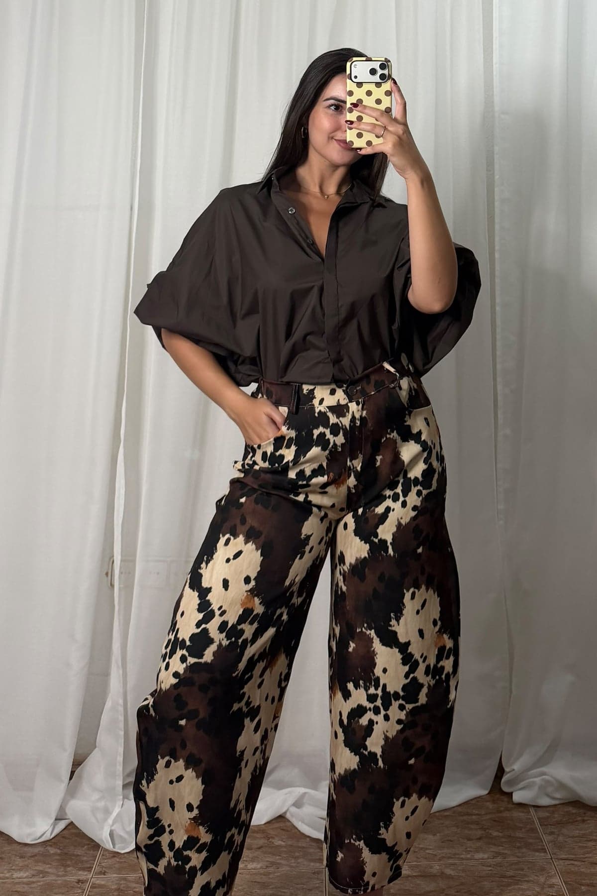 Camisa abullonada Marrón, look de espejo de Victoria