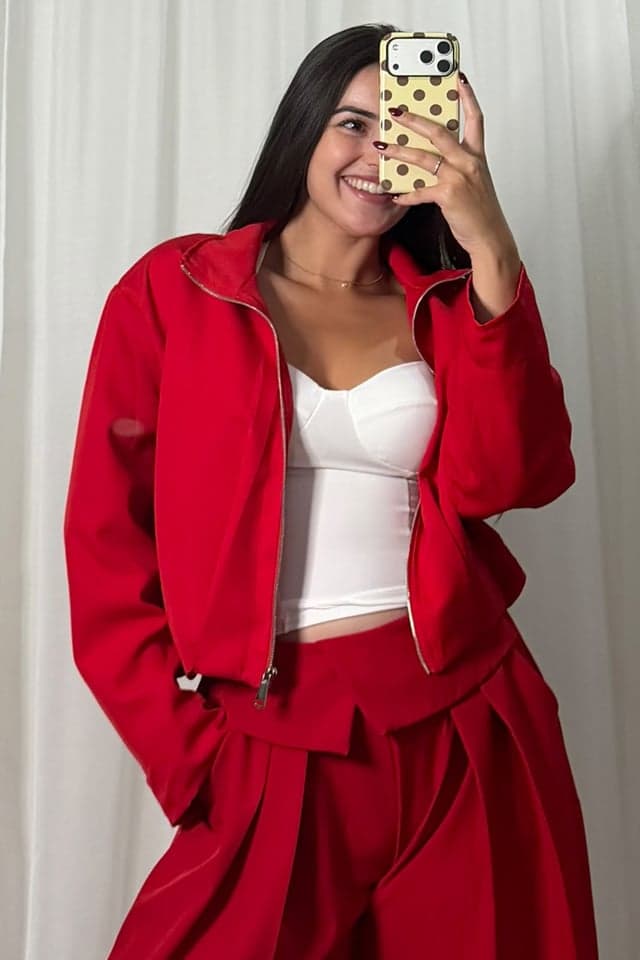 Chaqueta corta Rojo abierta con top blanco, look de espejo de Victoria