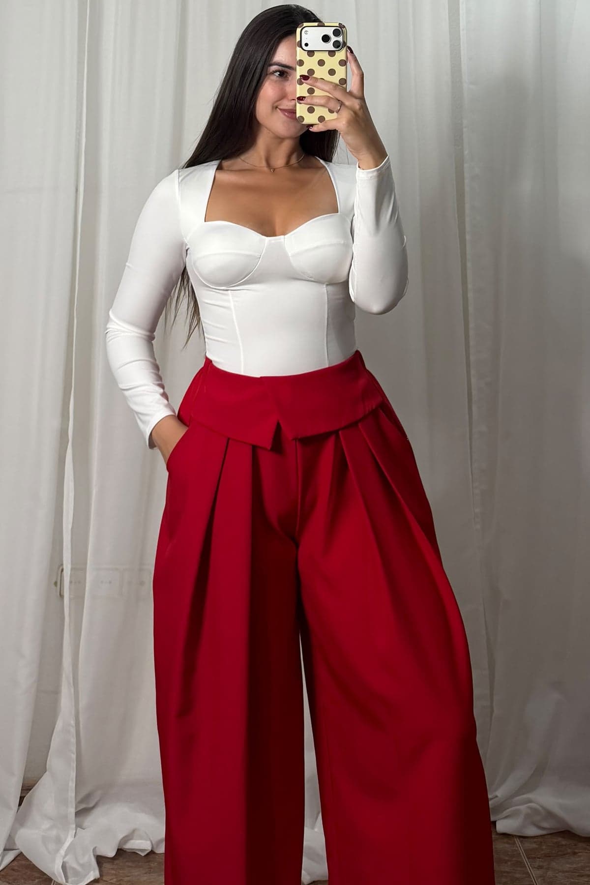 Camiseta cascos Blanco y Pantalón de cintura doblada Rojo, look de espejo de Victoria, de cerca