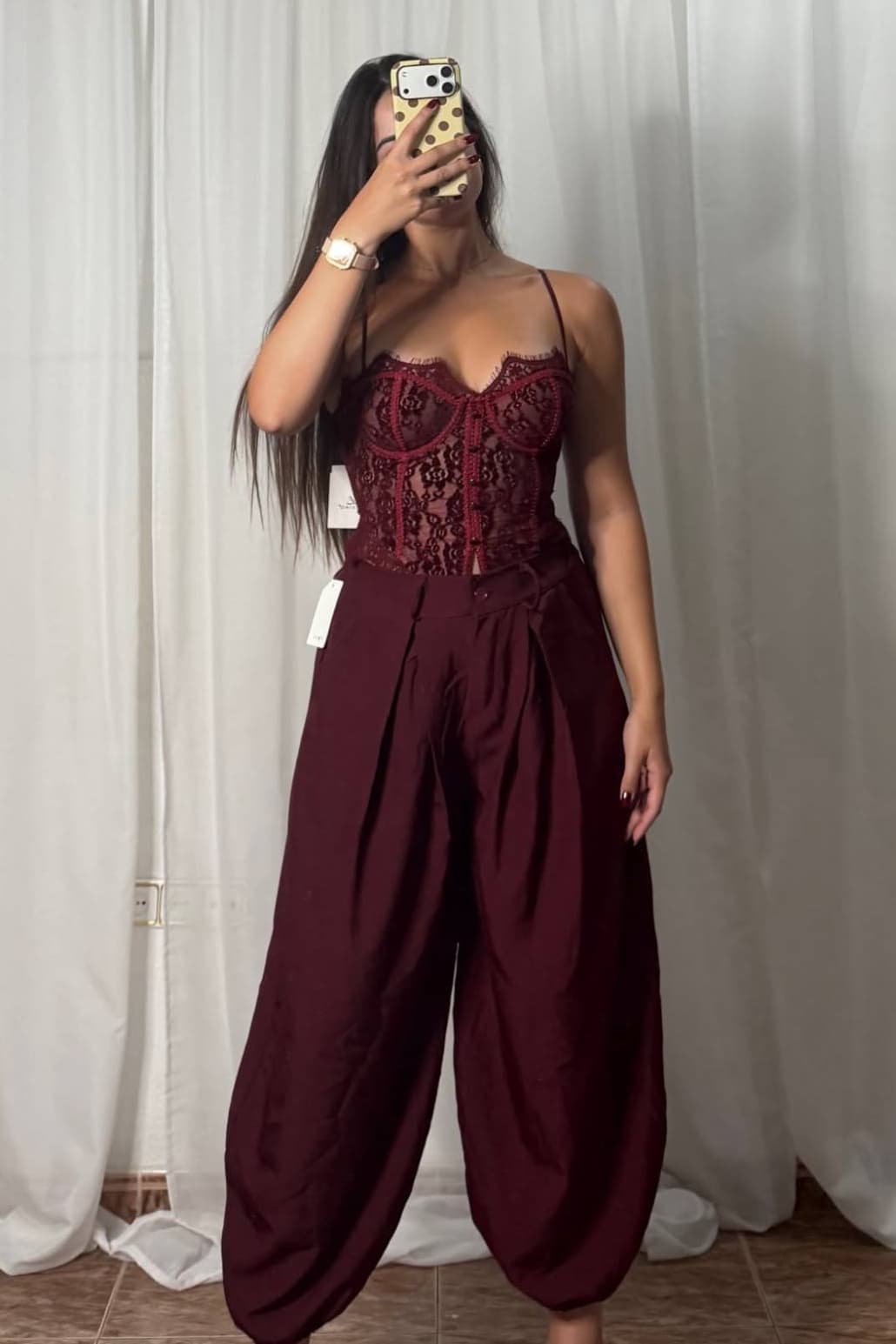 Corset de encaje granate con pantalón balloon granate, look de espejo de Victoria