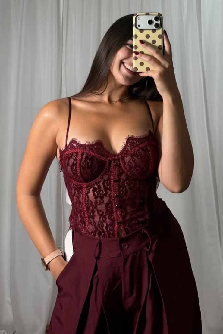 Corset de encaje granate, detalle de cerca, foto de espejo de Victoria